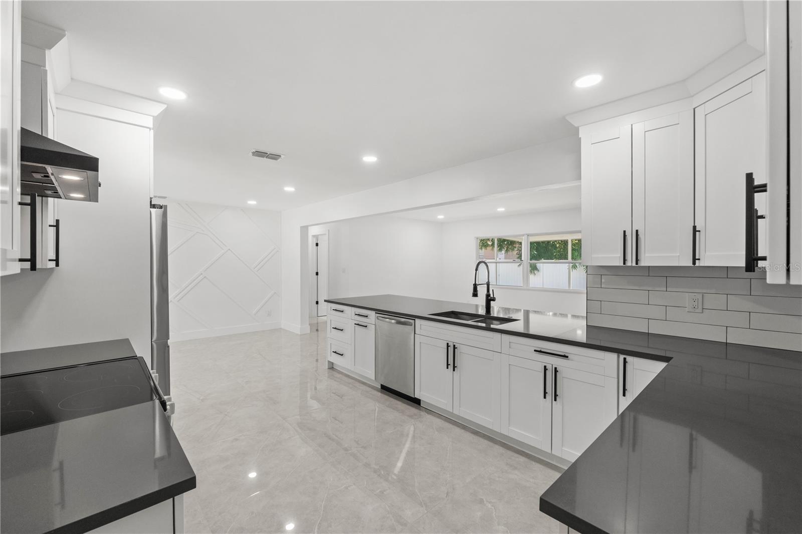 Listing photo id 13 for 2528 Columbus Way S