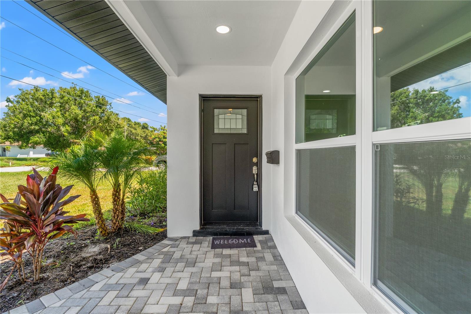 Listing photo id 0 for 2528 Columbus Way S