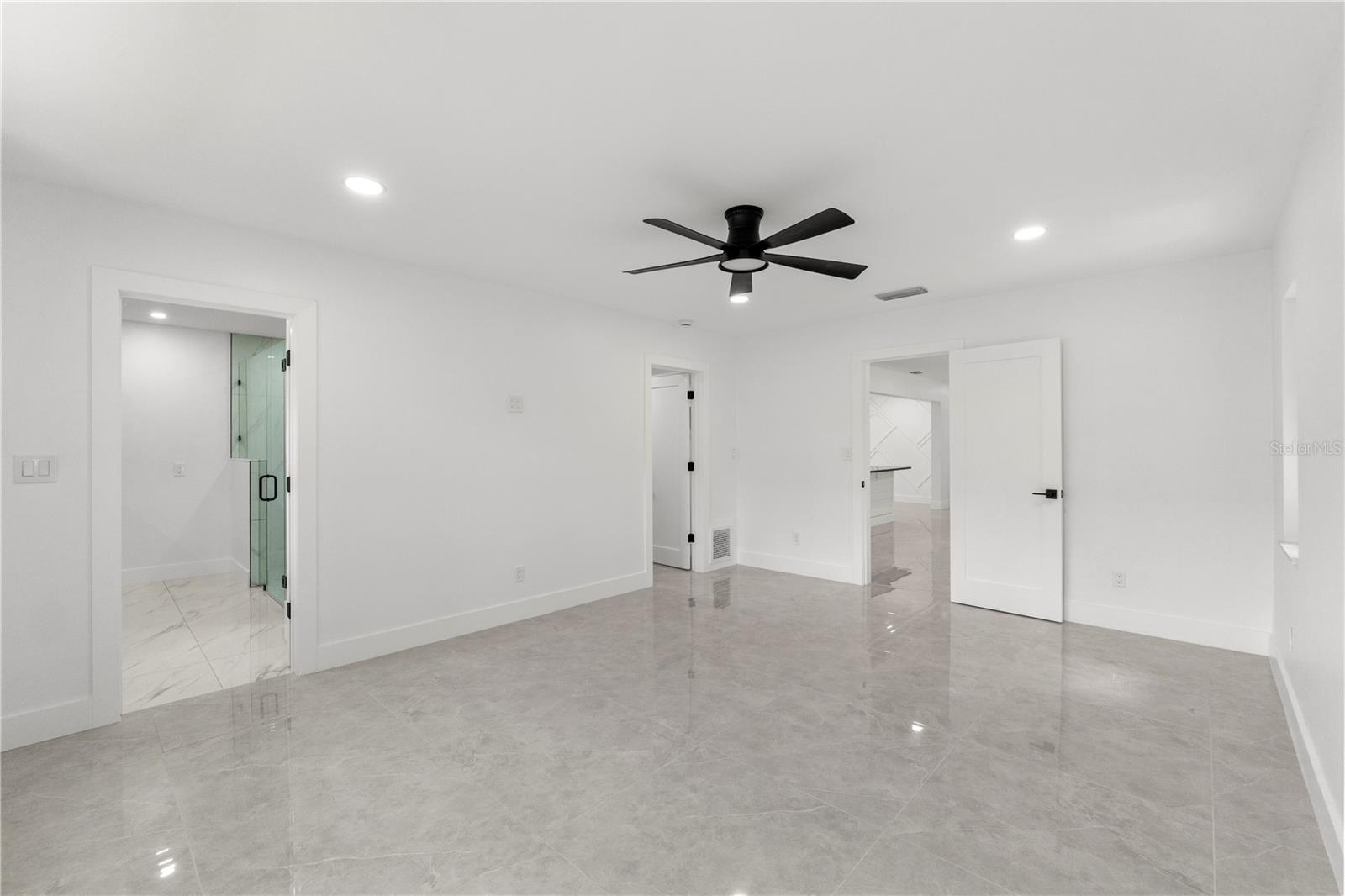 Listing photo id 24 for 2528 Columbus Way S