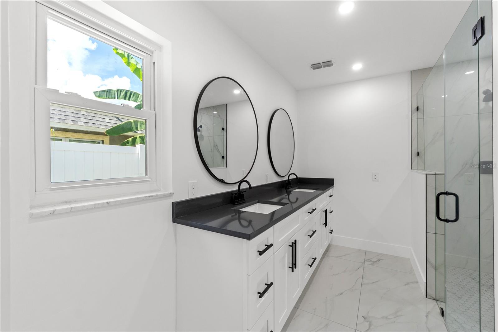 Listing photo id 25 for 2528 Columbus Way S