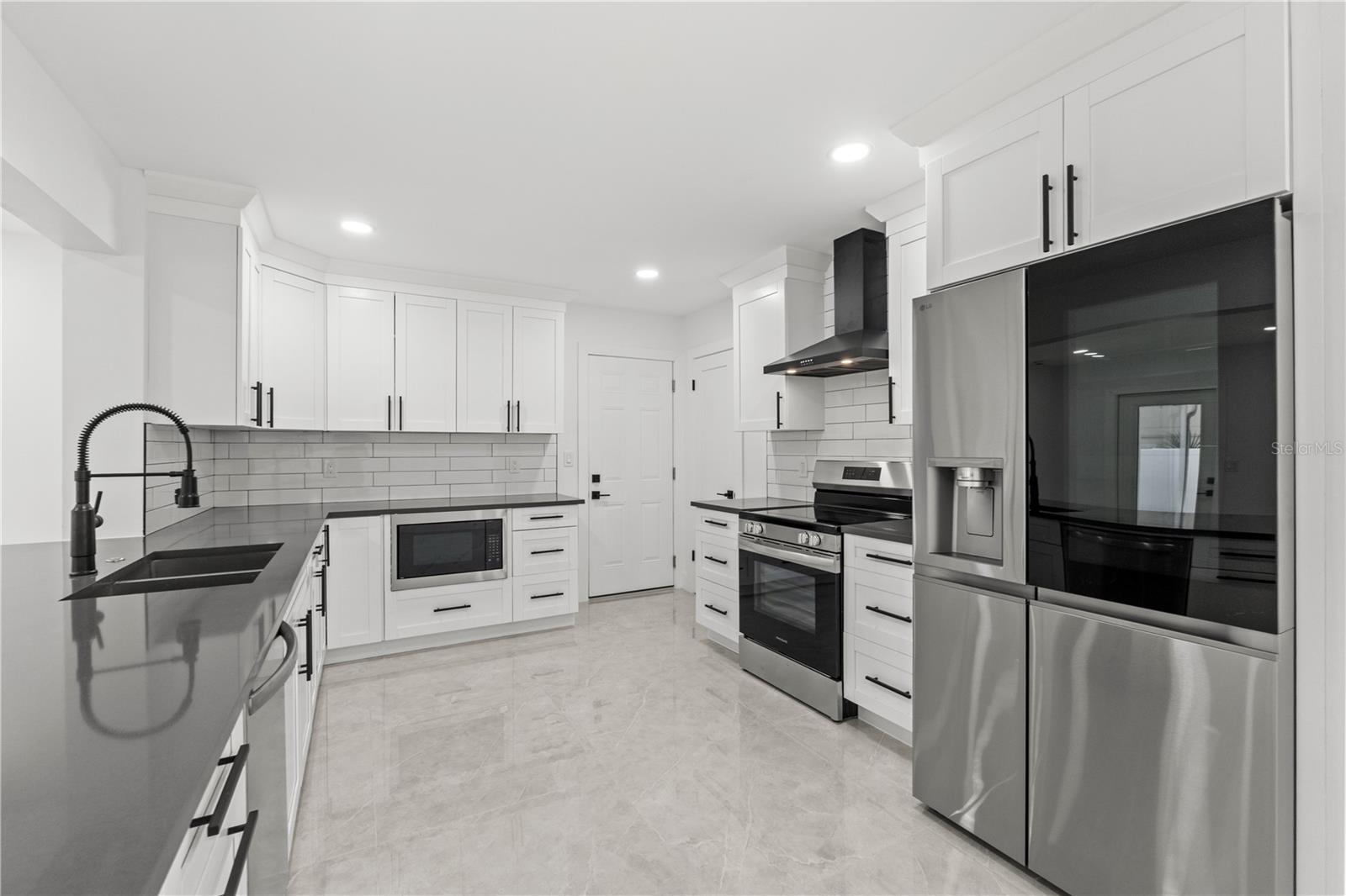 Listing photo id 2 for 2528 Columbus Way S