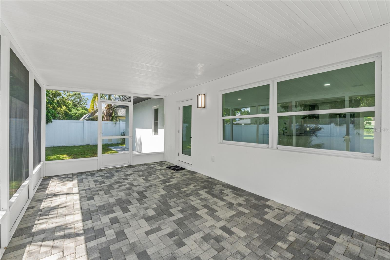 Listing photo id 45 for 2528 Columbus Way S