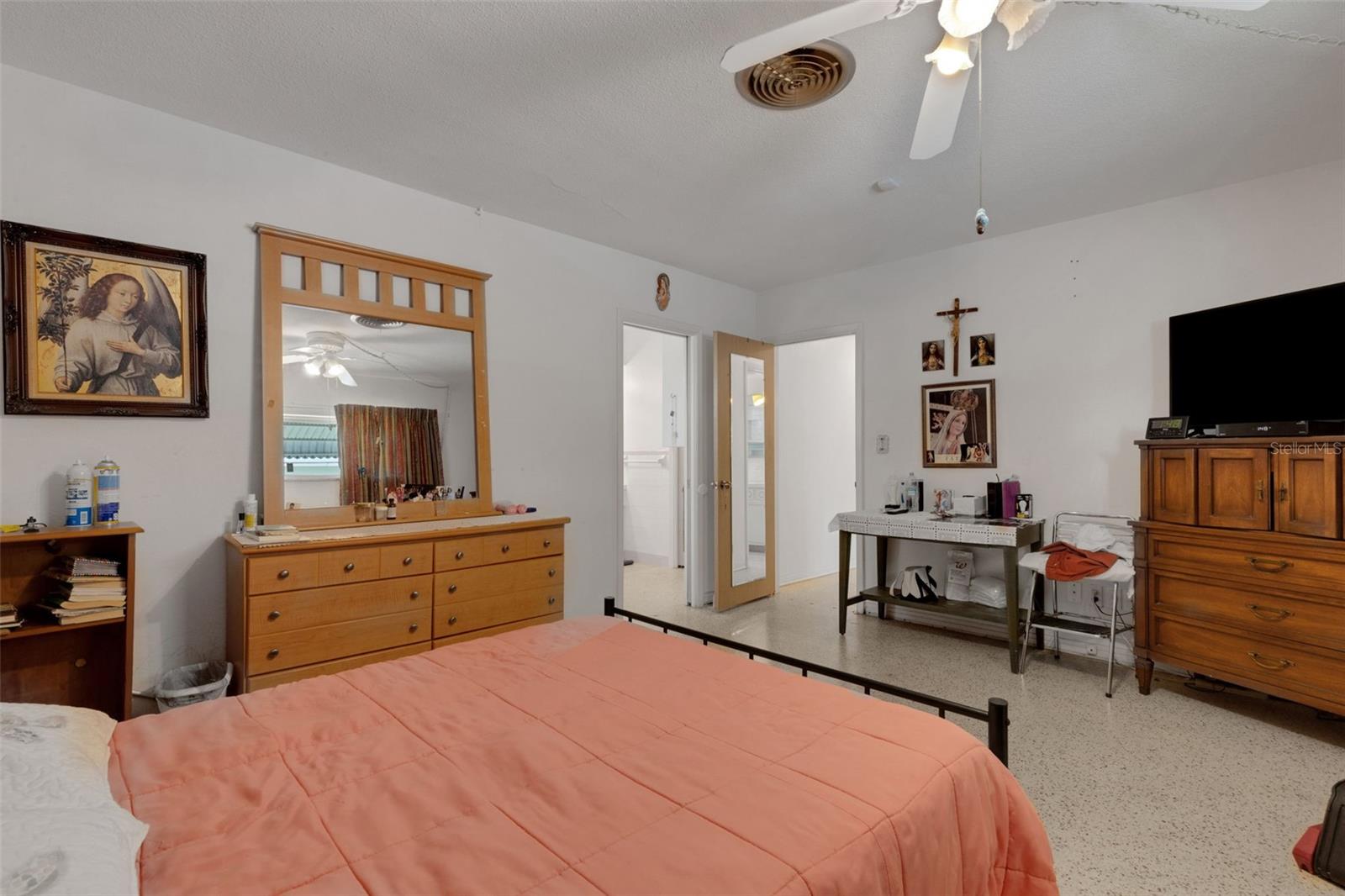 Listing photo id 10 for 2697 66th Terrace S