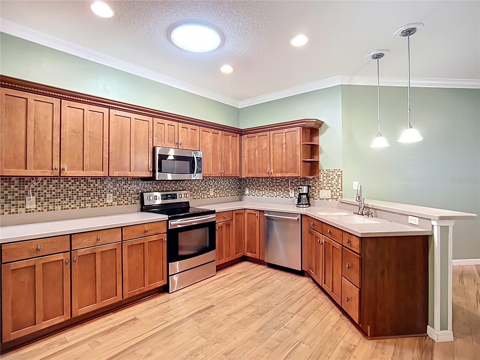 Image 14 of 52 For 15733 Phoebepark Avenue