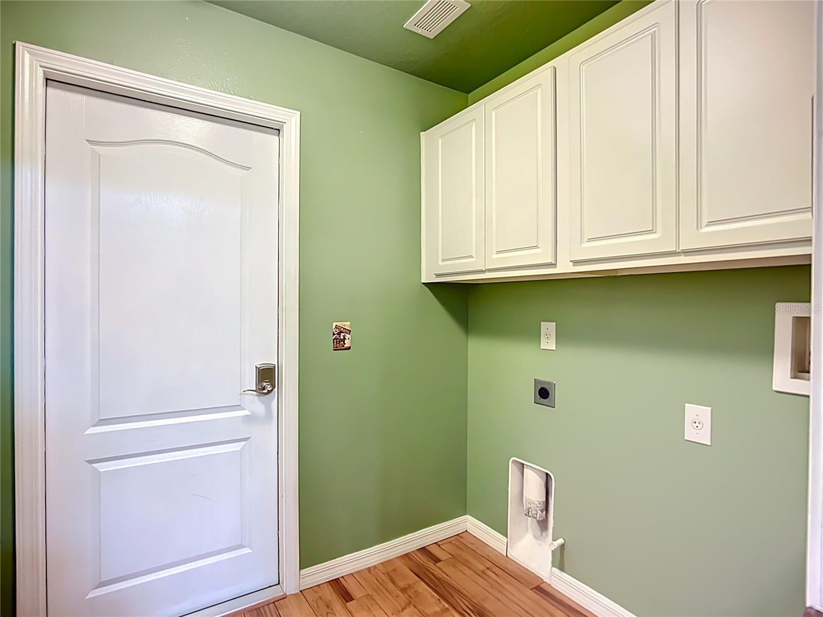Image 33 of 52 For 15733 Phoebepark Avenue