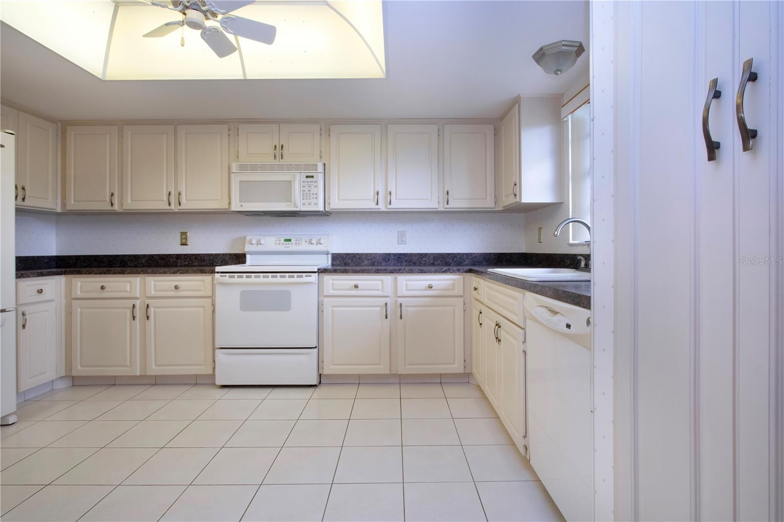 Image 15 of 45 For 2204 Hartlebury Way 460