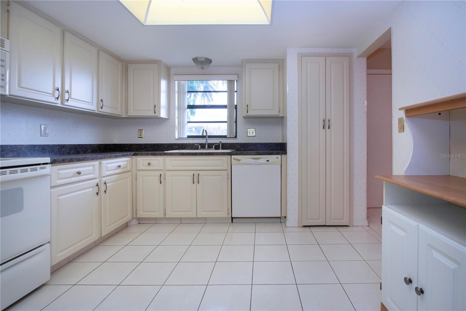 Image 17 of 45 For 2204 Hartlebury Way 460
