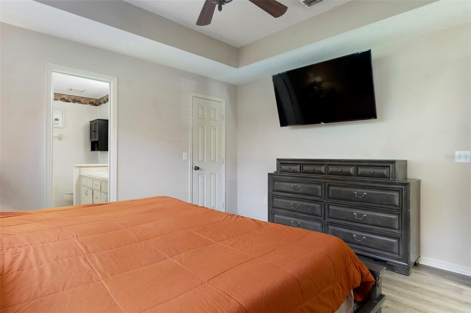 Listing photo id 13 for 1052 Malletwood Drive