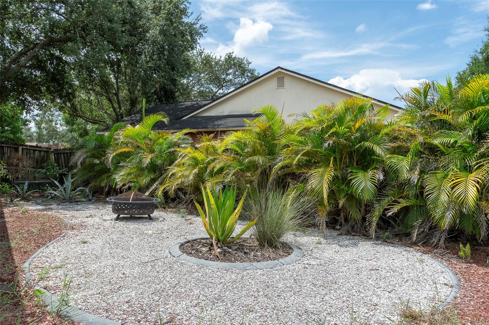Listing photo id 16 for 1052 Malletwood Drive