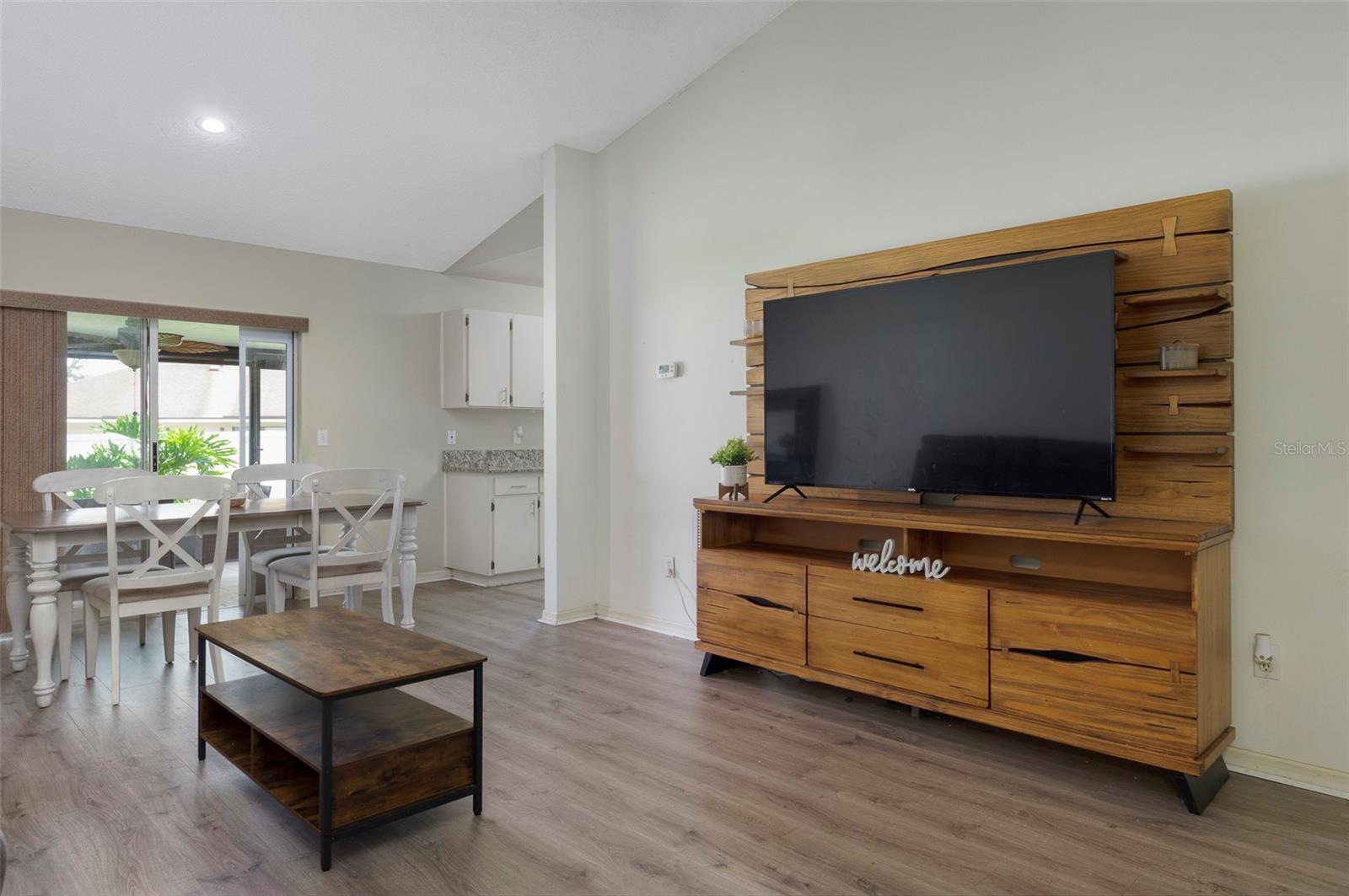Listing photo id 17 for 1052 Malletwood Drive