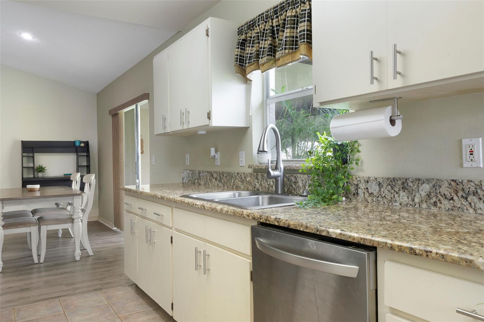 Listing photo id 18 for 1052 Malletwood Drive