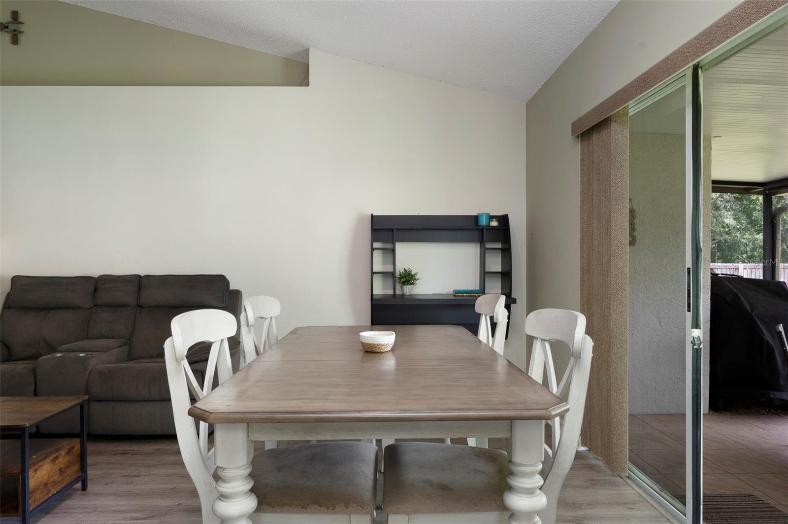 Listing photo id 20 for 1052 Malletwood Drive