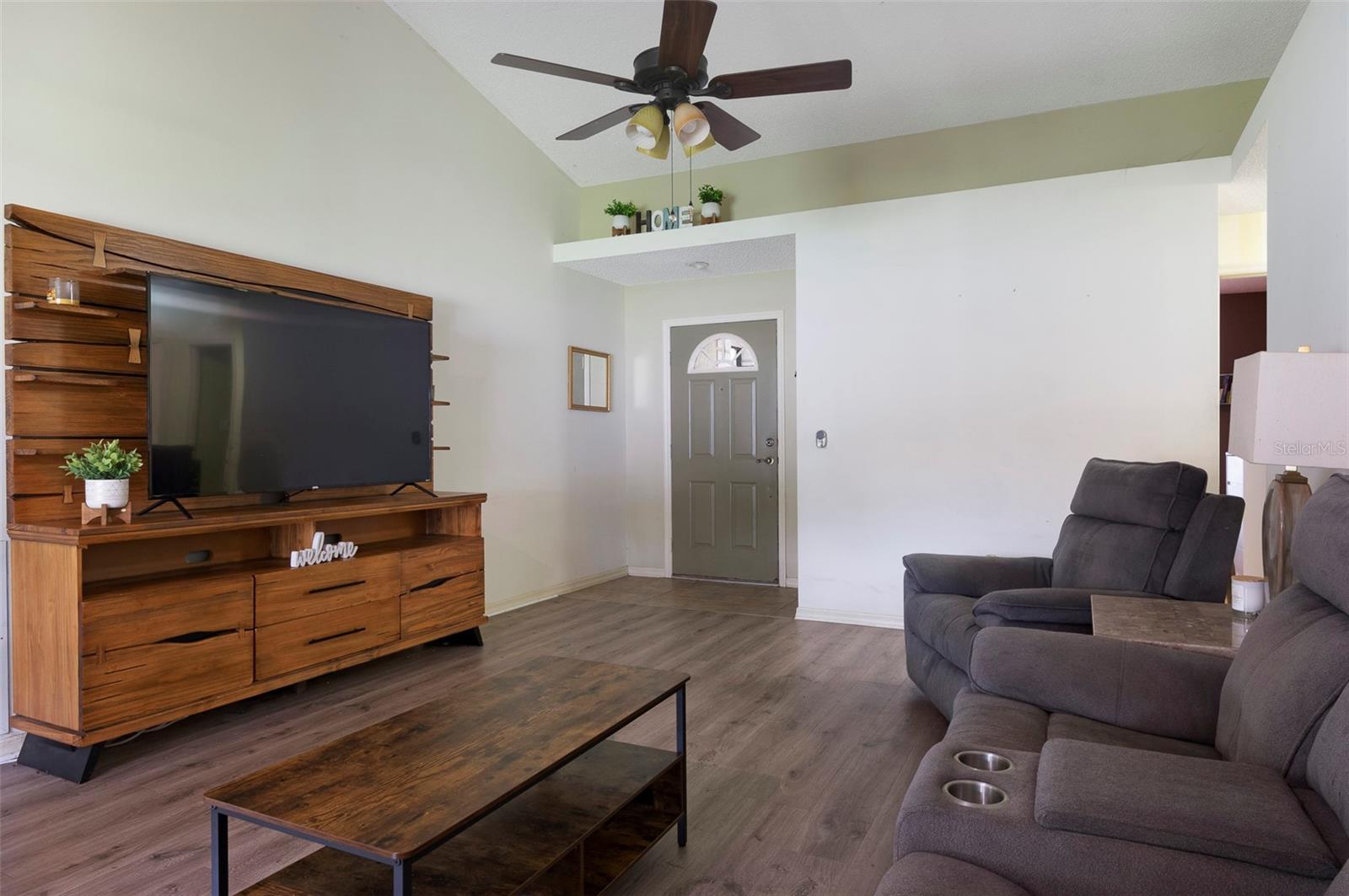 Listing photo id 1 for 1052 Malletwood Drive