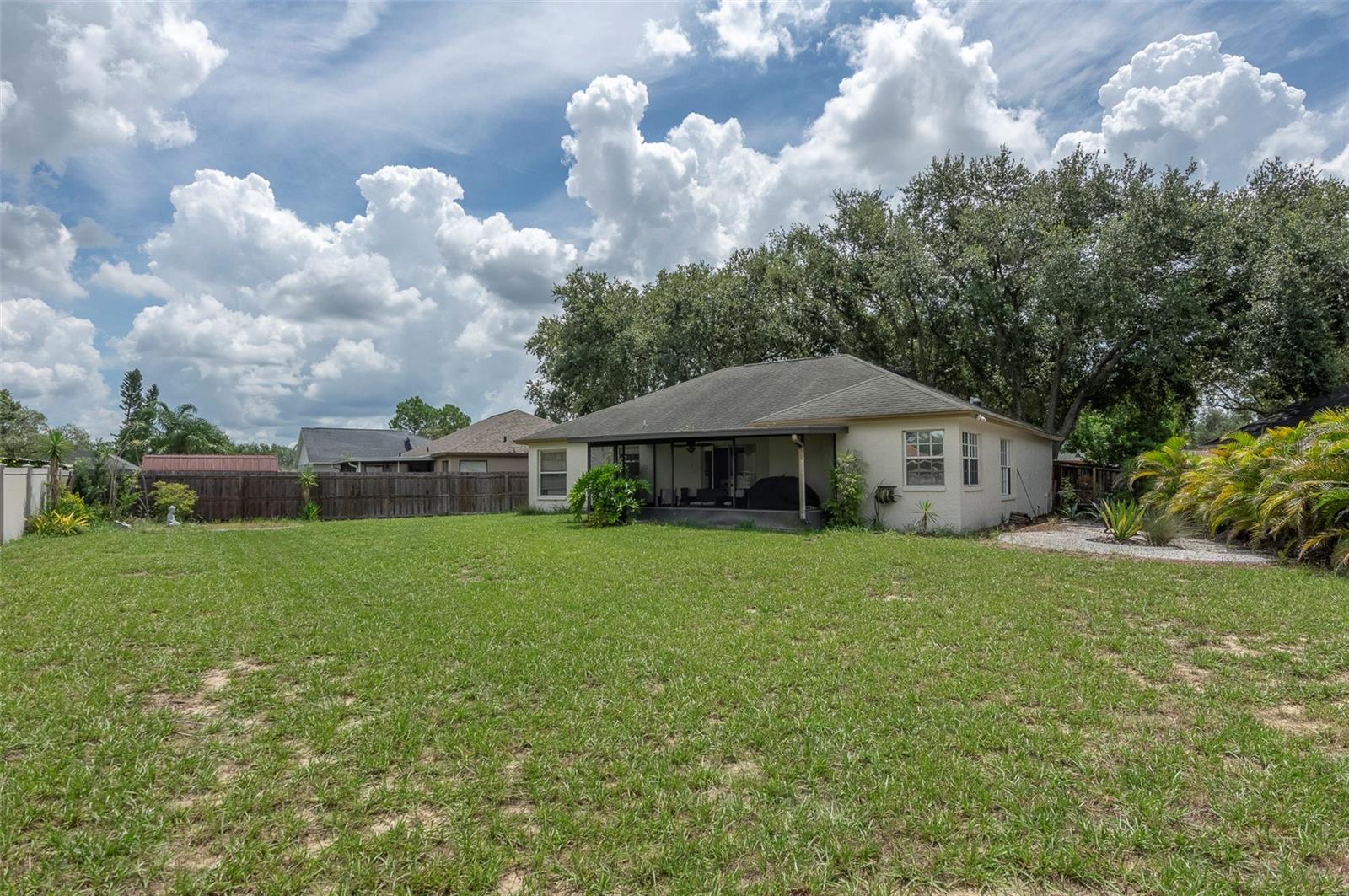Listing photo id 3 for 1052 Malletwood Drive
