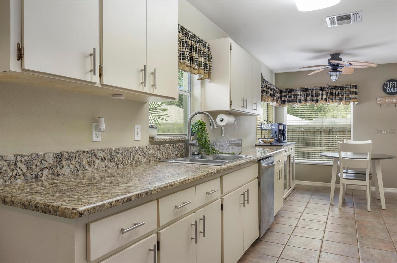Listing photo id 5 for 1052 Malletwood Drive