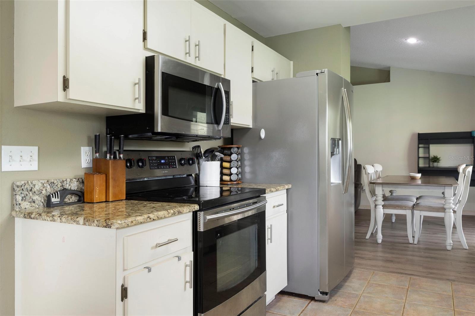 Listing photo id 6 for 1052 Malletwood Drive