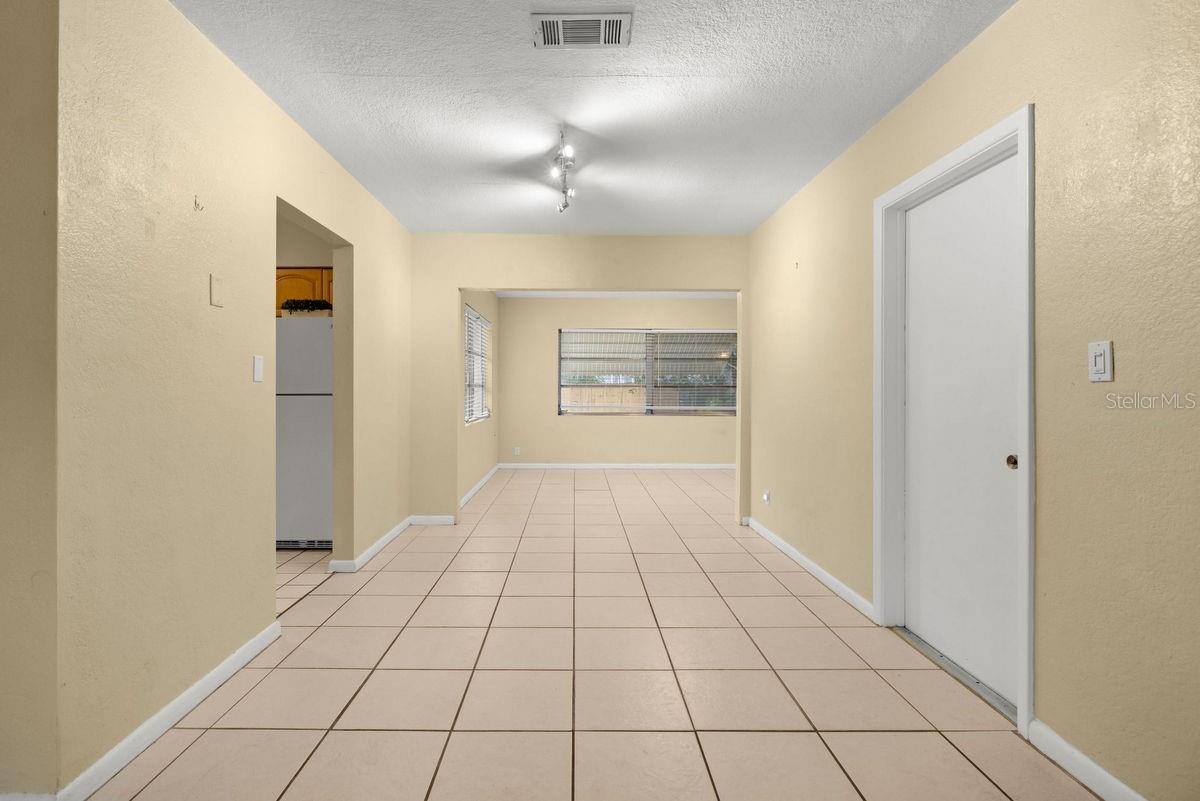 Image 10 of 60 For 644 Manor Drive W