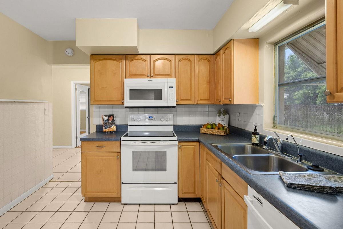 Image 11 of 60 For 644 Manor Drive W