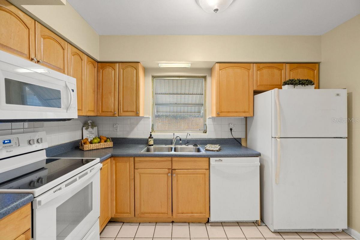 Image 12 of 60 For 644 Manor Drive W