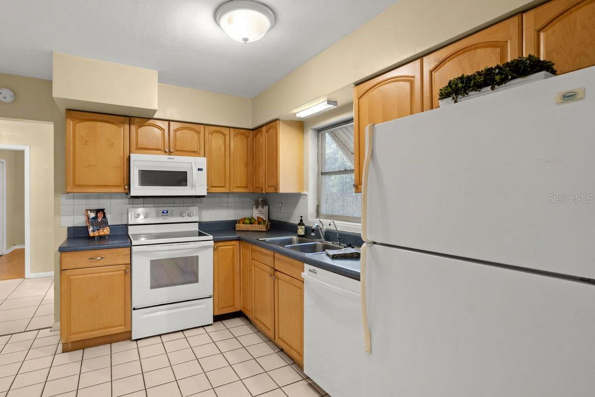 Image 13 of 60 For 644 Manor Drive W