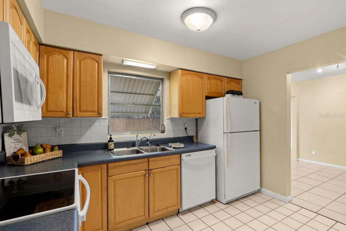 Image 14 of 60 For 644 Manor Drive W
