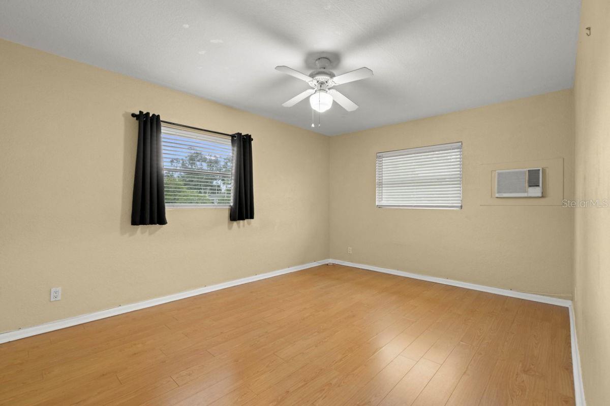 Image 17 of 60 For 644 Manor Drive W