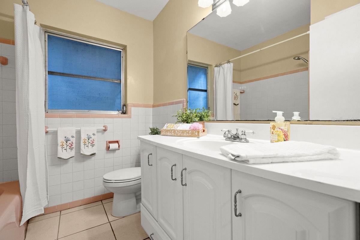 Image 19 of 60 For 644 Manor Drive W
