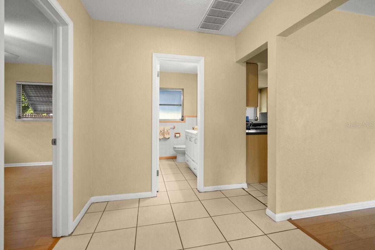Image 21 of 60 For 644 Manor Drive W