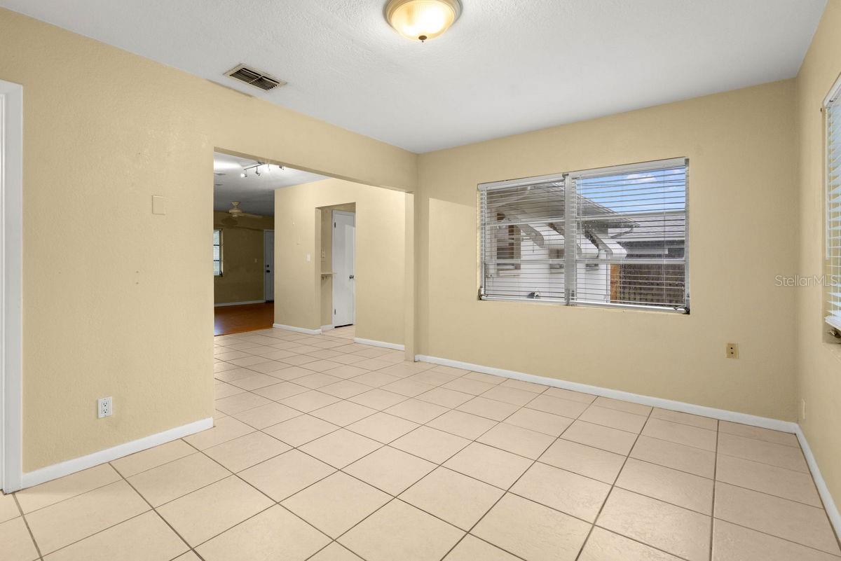 Image 25 of 60 For 644 Manor Drive W