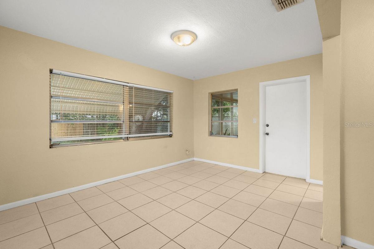 Image 28 of 60 For 644 Manor Drive W