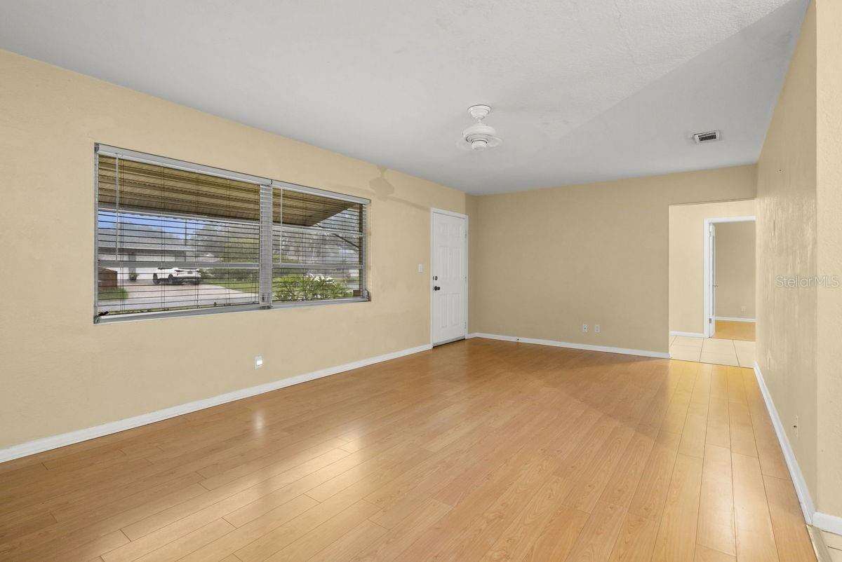 Image 32 of 60 For 644 Manor Drive W