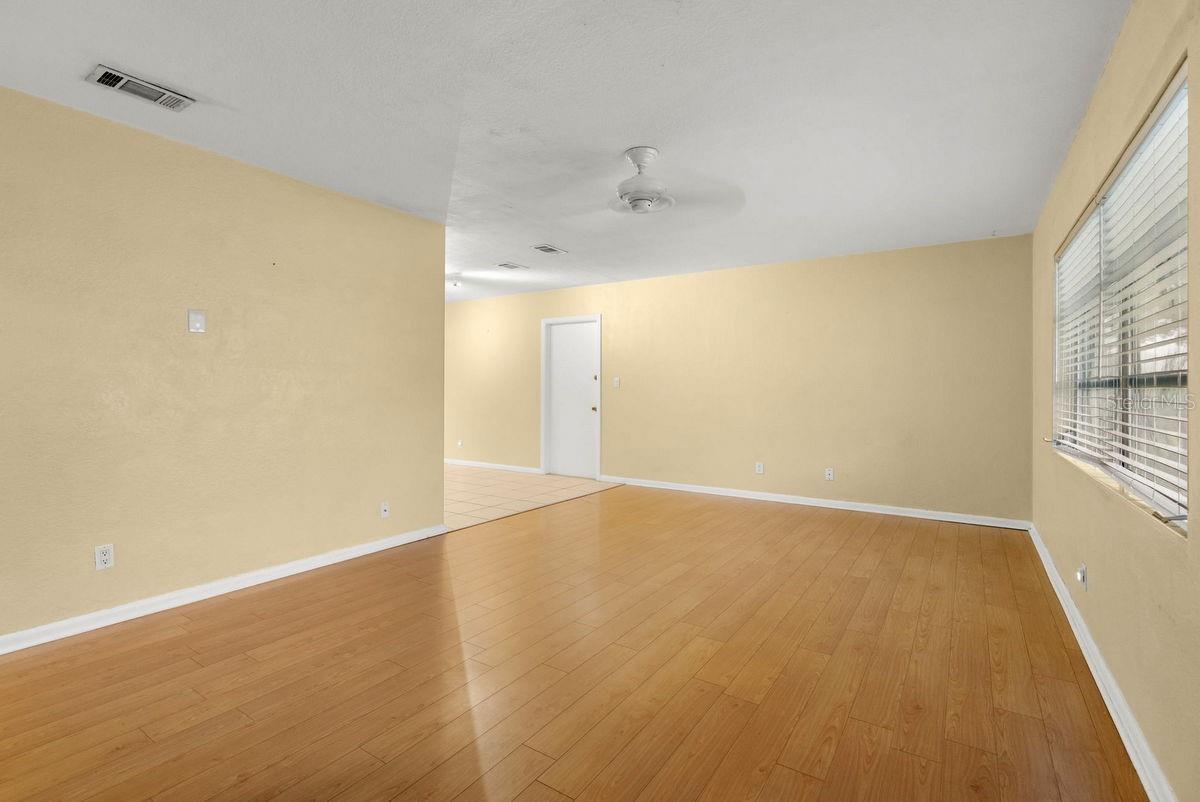 Image 7 of 60 For 644 Manor Drive W