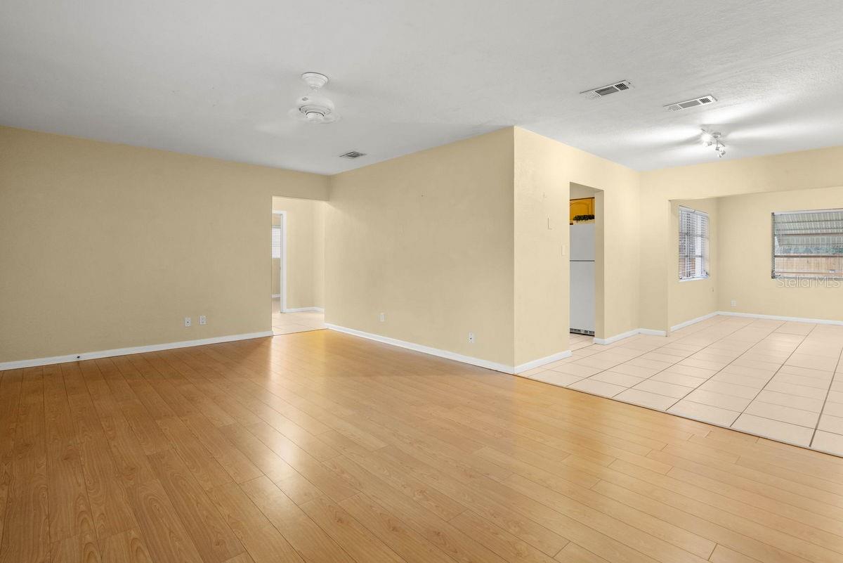 Image 8 of 60 For 644 Manor Drive W