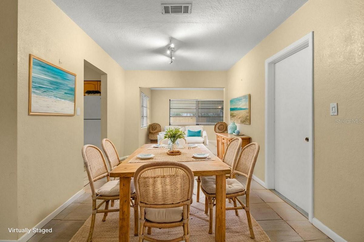 Image 9 of 60 For 644 Manor Drive W