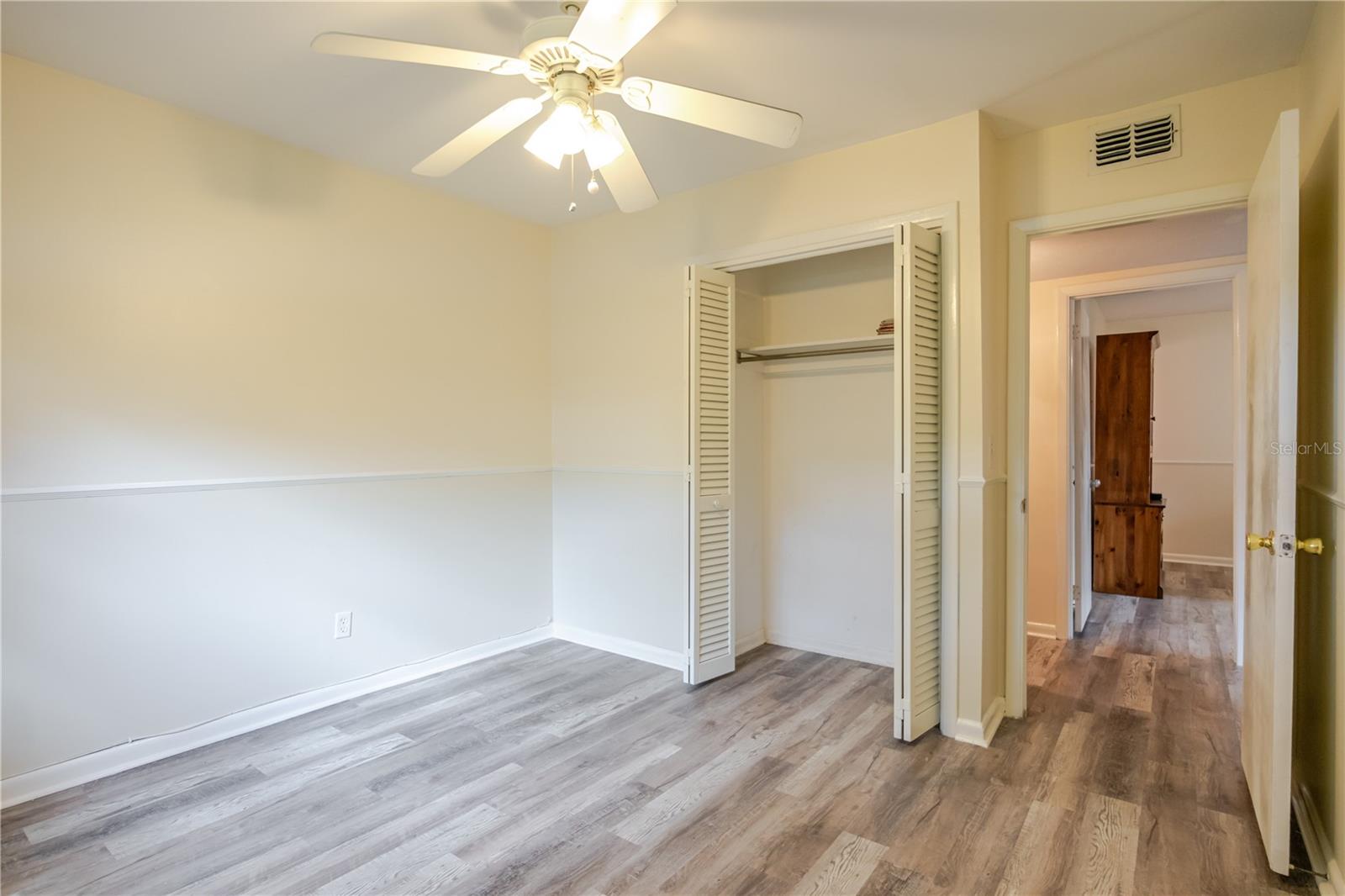 Image 32 of 43 For 925 Skyview Drive