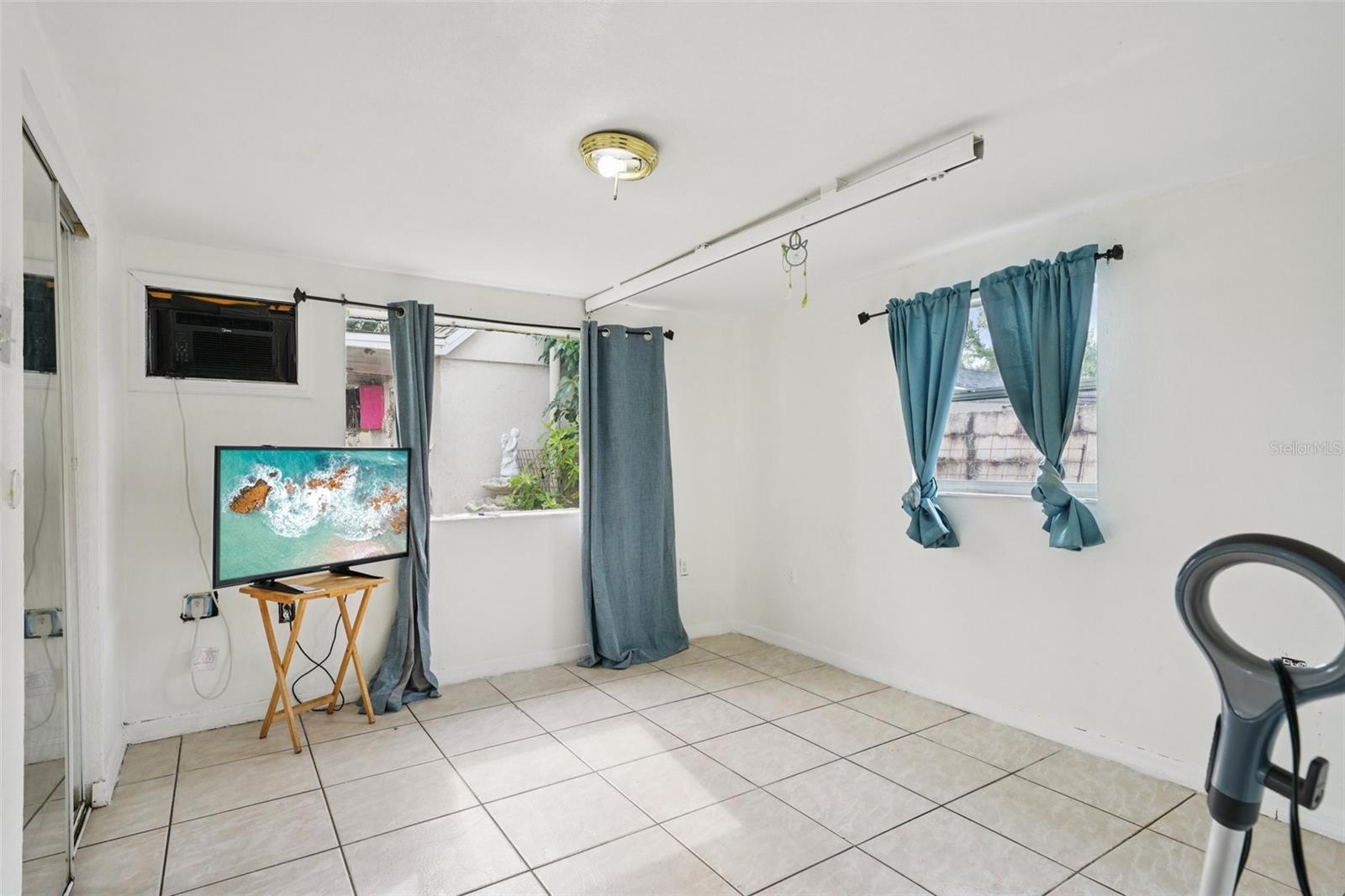 Image 33 of 81 For 4515 Saint Vincent Street