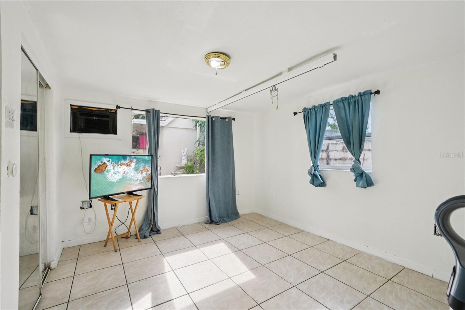 Image 34 of 81 For 4515 Saint Vincent Street