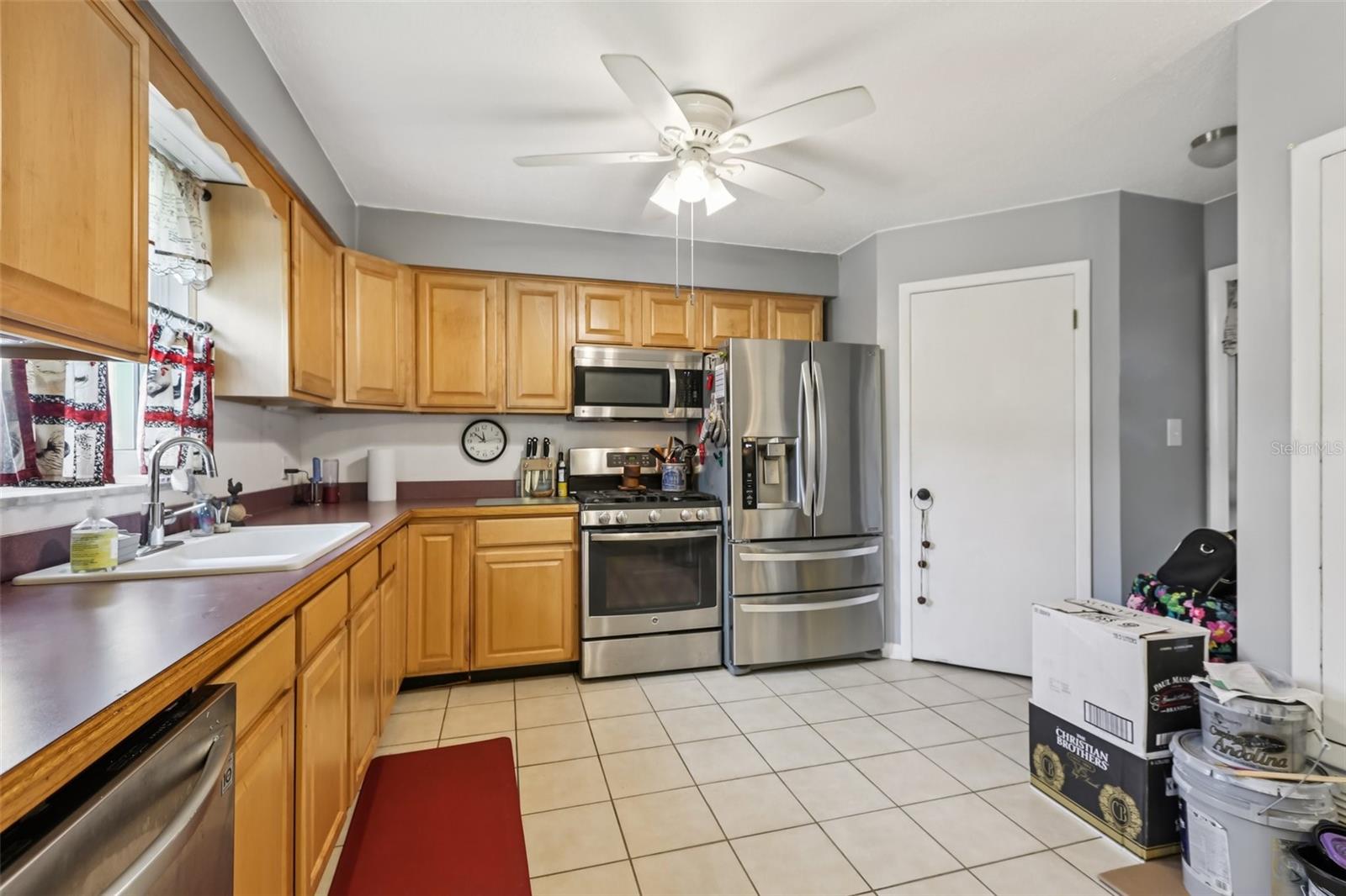 Listing photo id 11 for 5045 Lily Street N