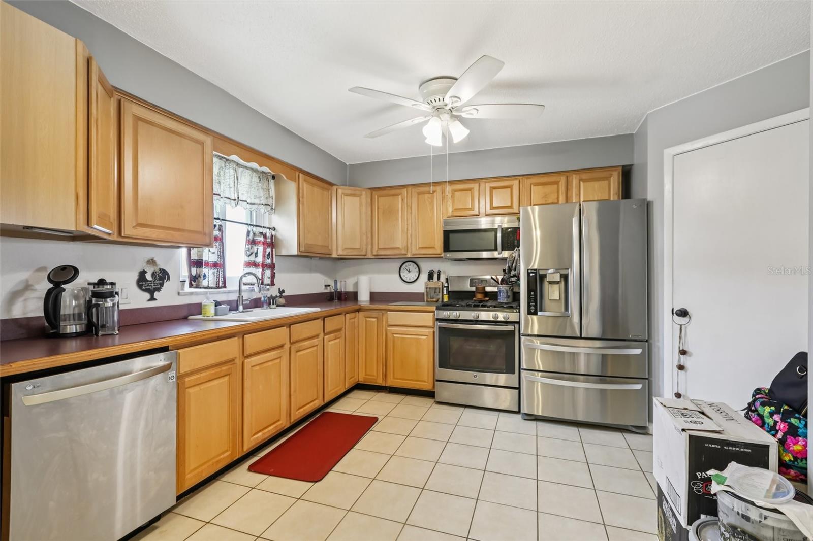 Listing photo id 12 for 5045 Lily Street N