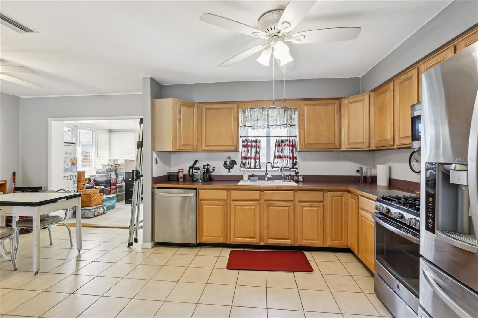 Listing photo id 13 for 5045 Lily Street N