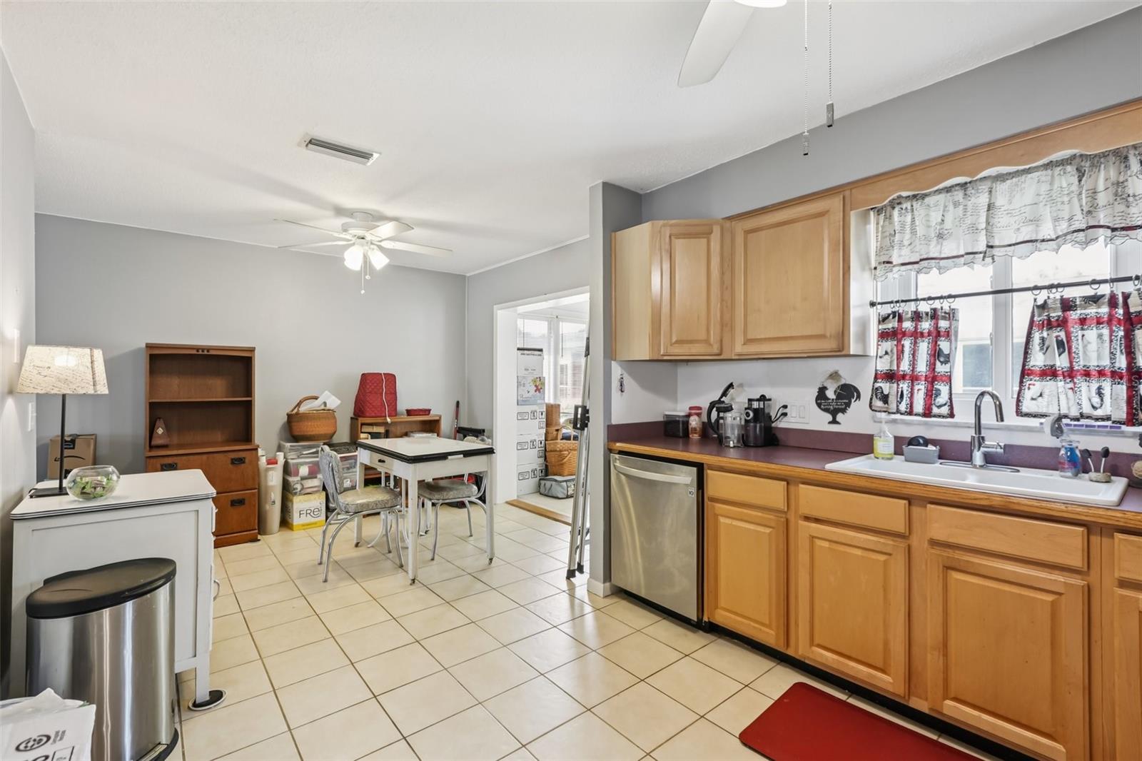 Listing photo id 14 for 5045 Lily Street N