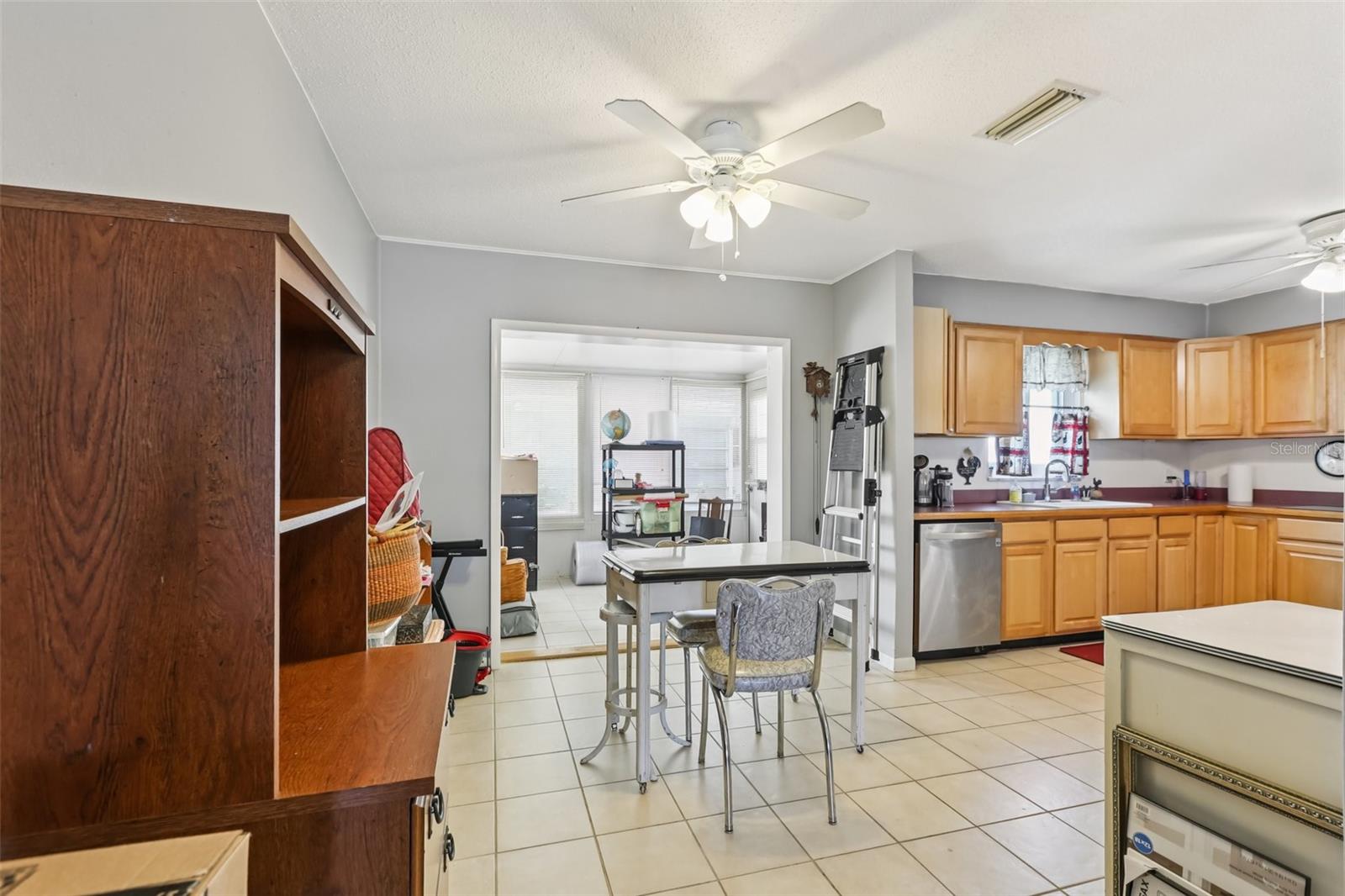 Listing photo id 5 for 5045 Lily Street N