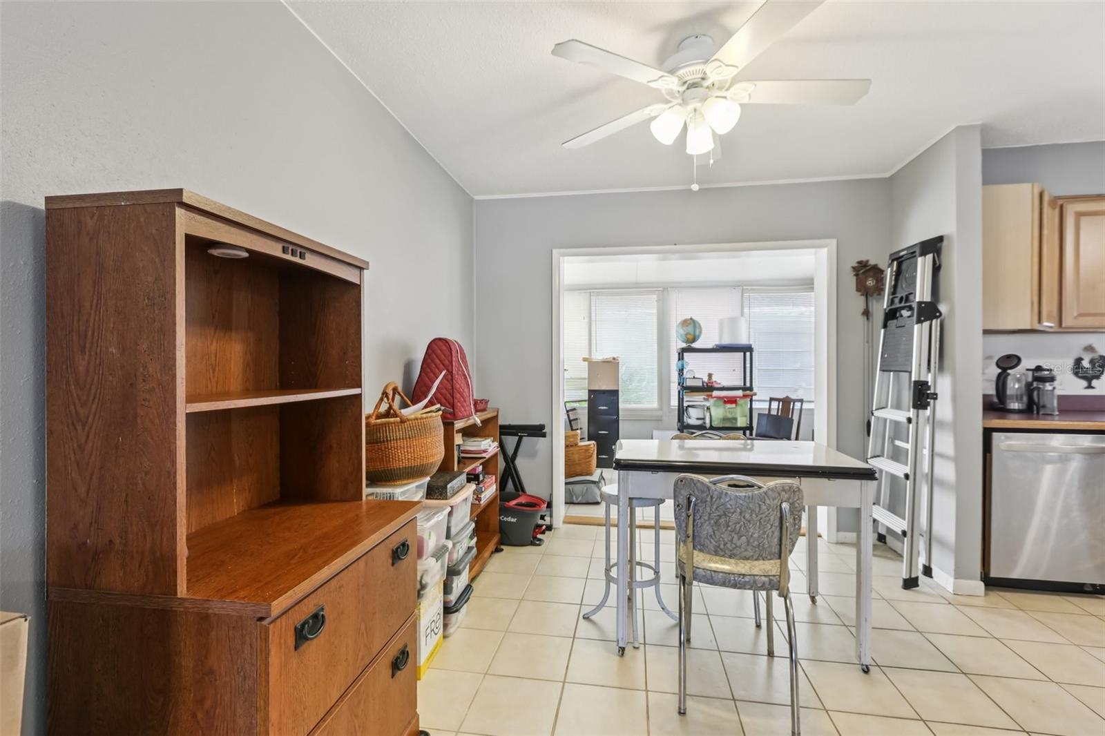 Listing photo id 6 for 5045 Lily Street N