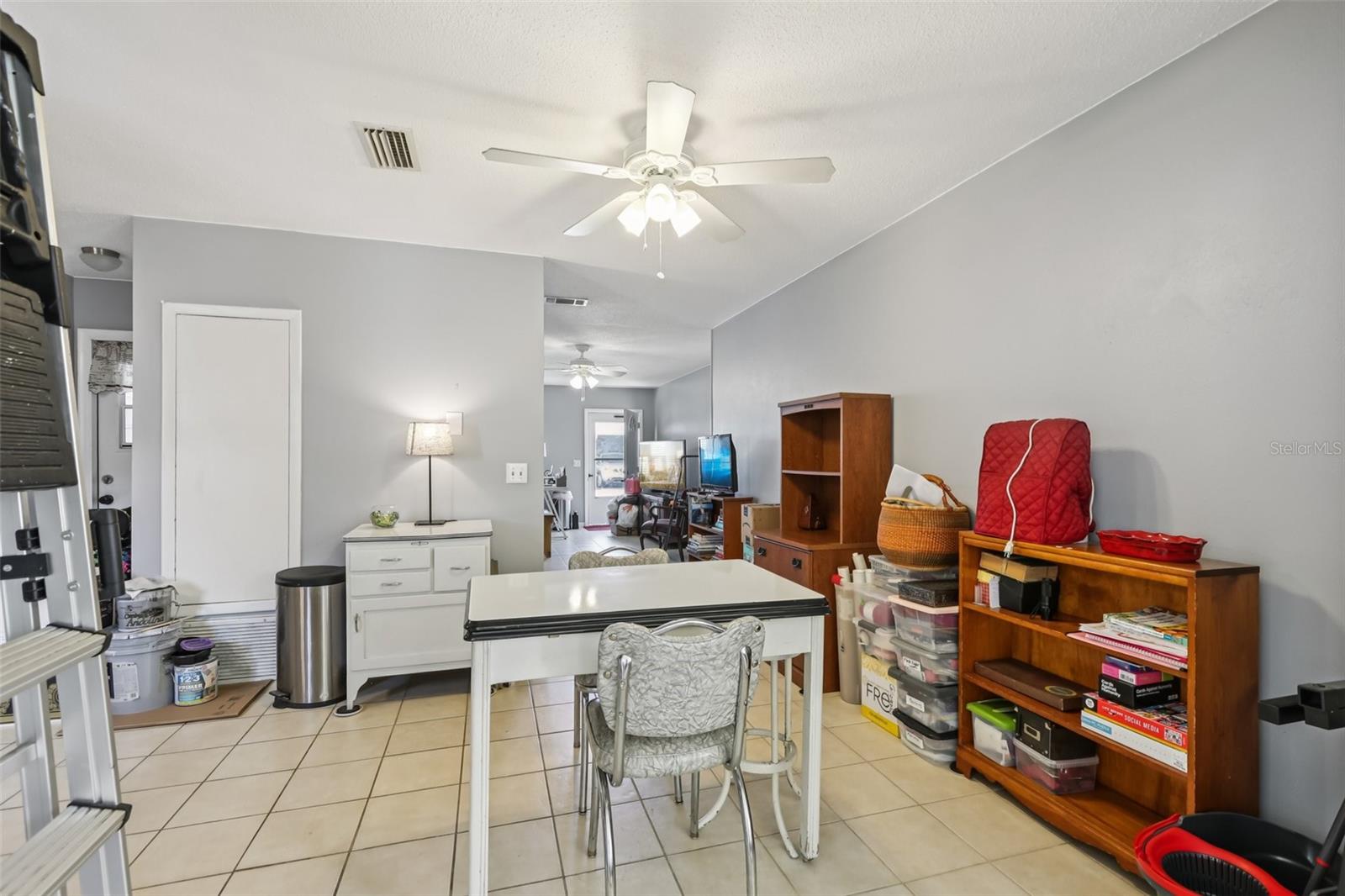 Listing photo id 7 for 5045 Lily Street N