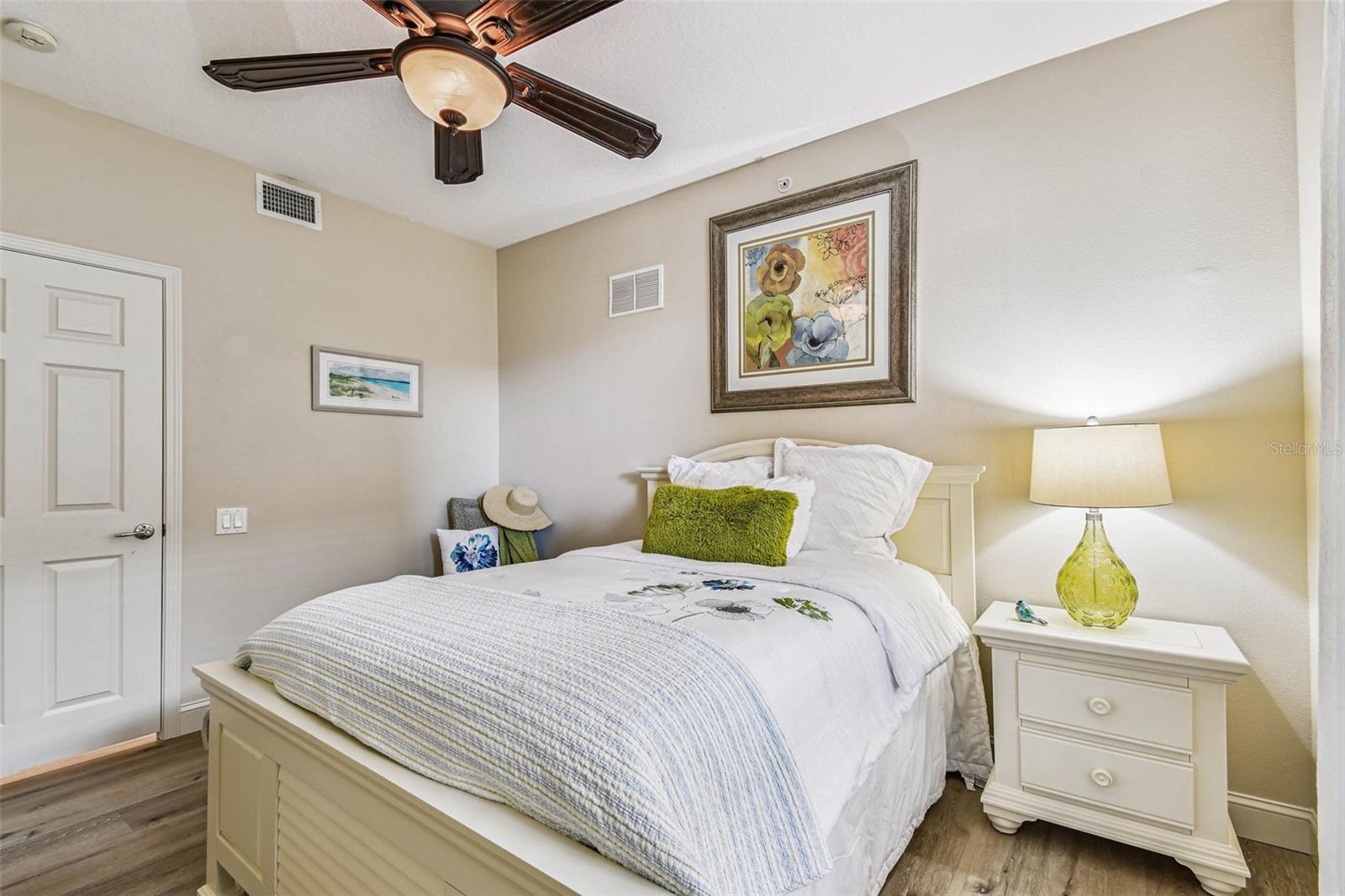 Image 21 of 66 For 826 Lantern Way 103
