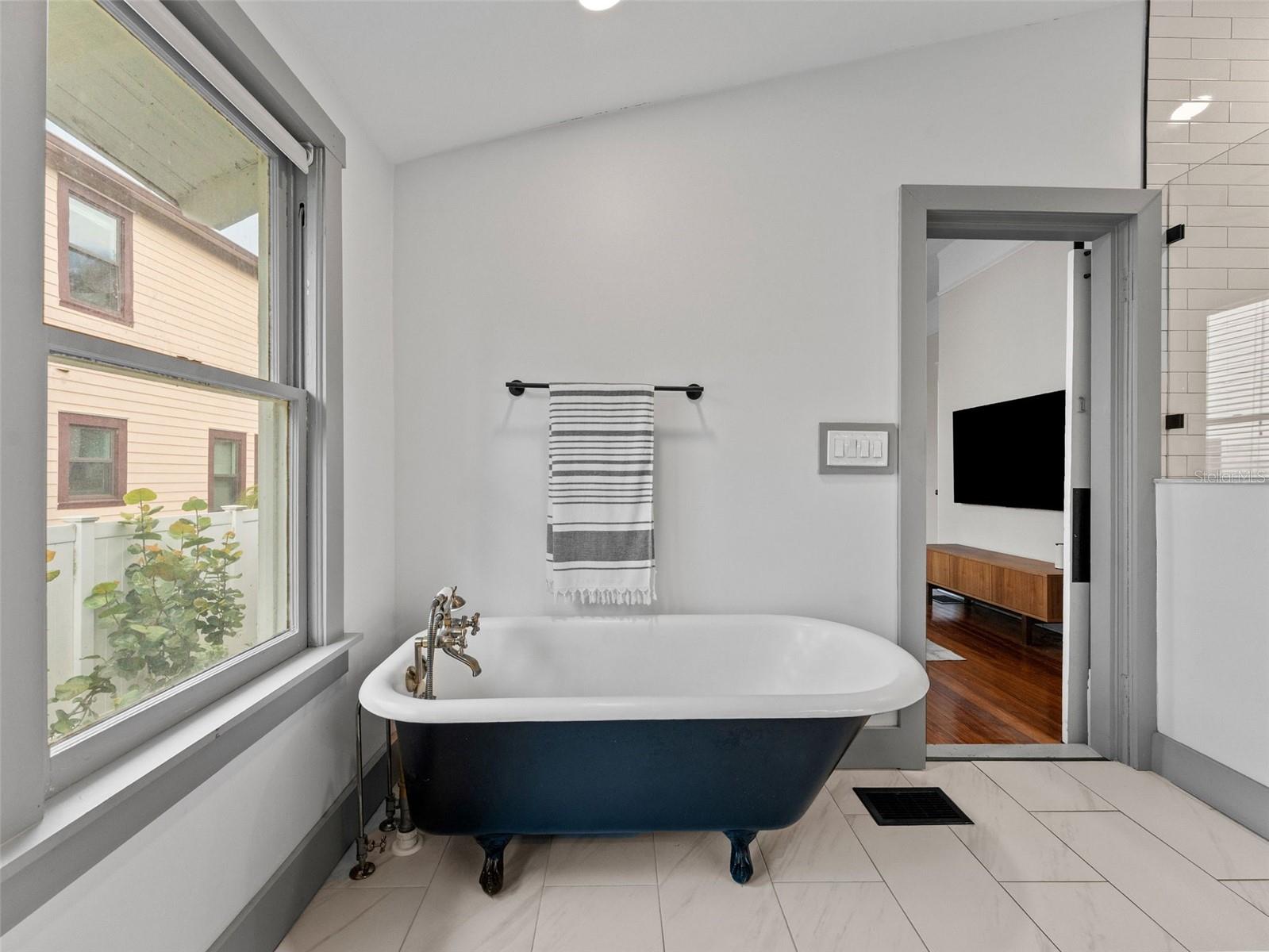 Image 13 of 48 For 306 Ross Avenue