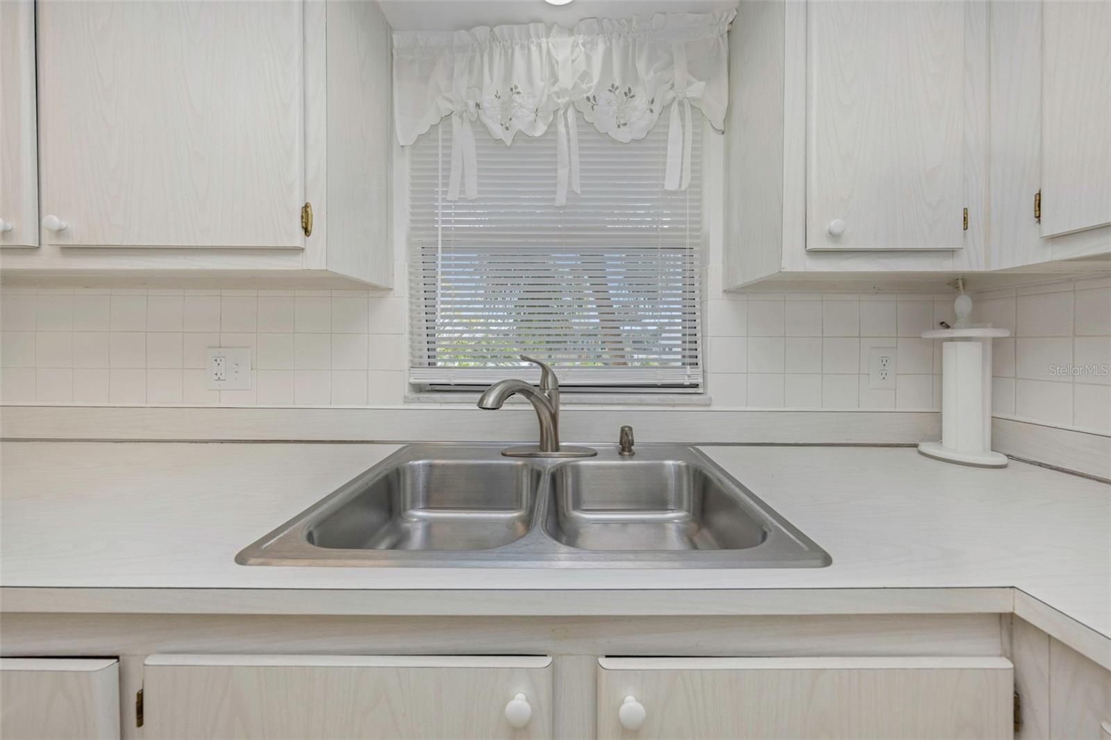 Image 10 of 95 For 4550 Cove Circle 207