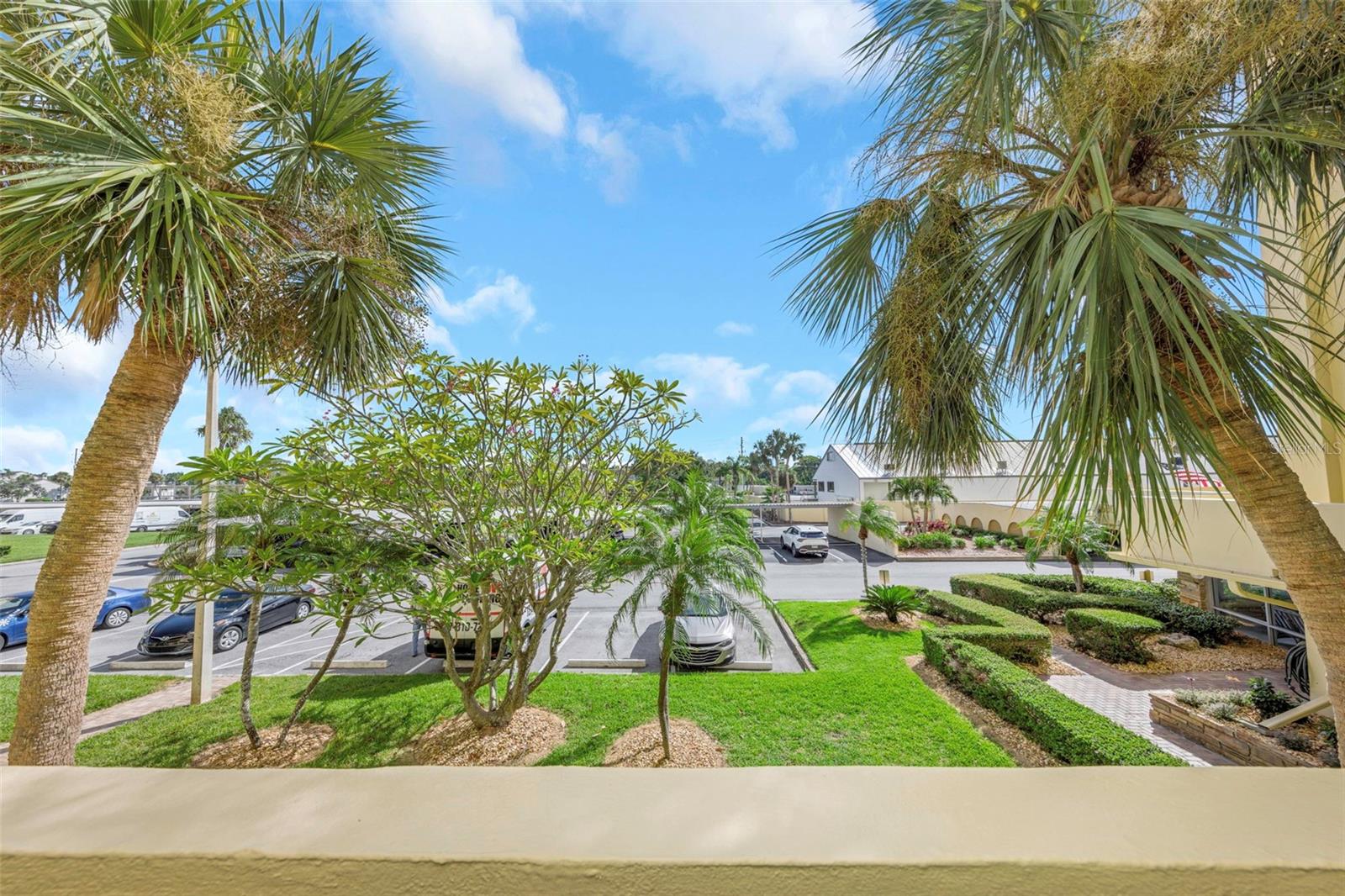 Image 33 of 95 For 4550 Cove Circle 207