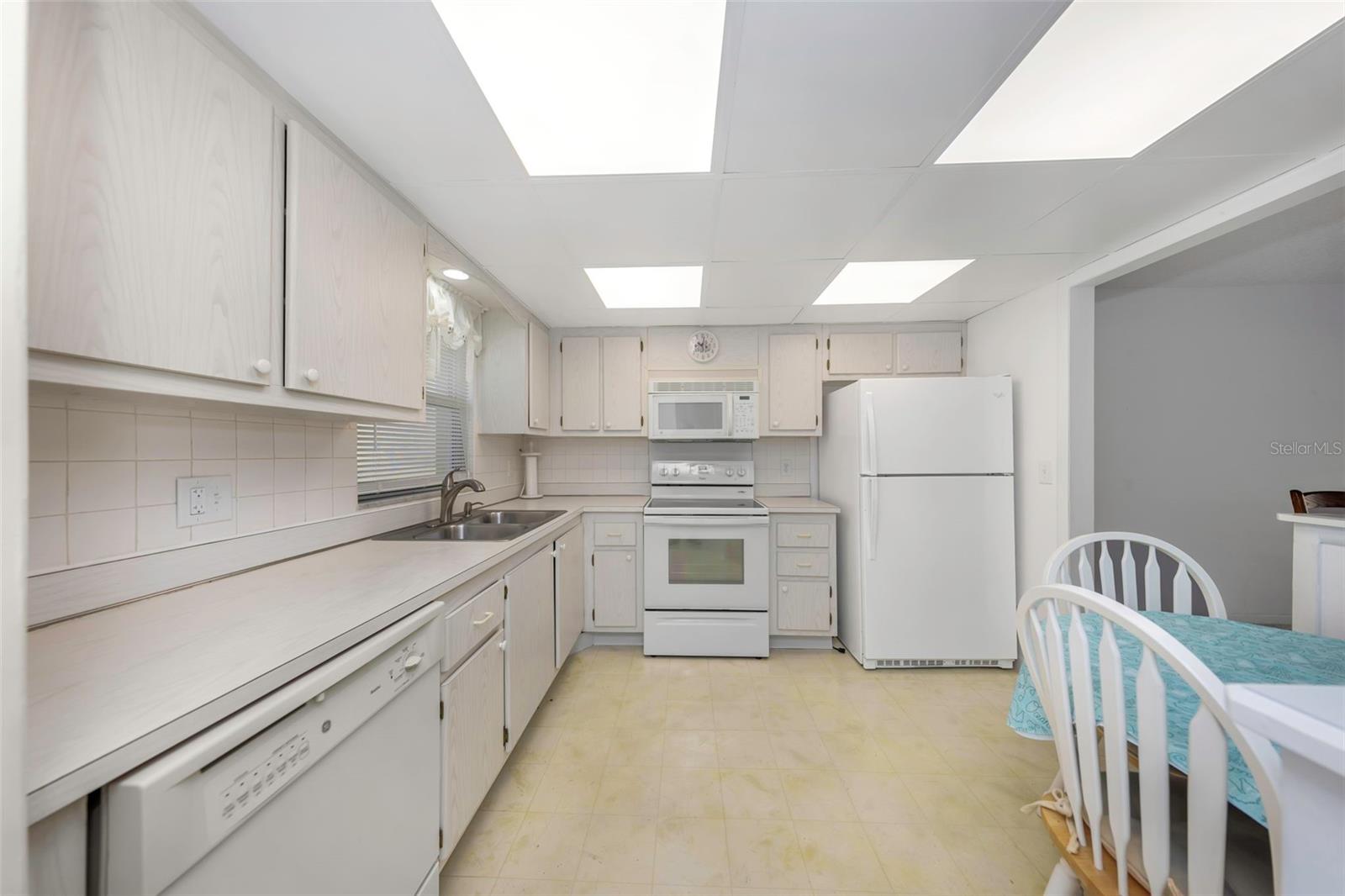 Image 8 of 95 For 4550 Cove Circle 207
