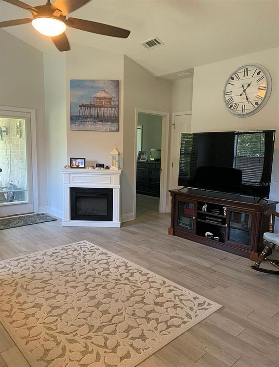 Image 6 of 19 For 526 Camellia Court